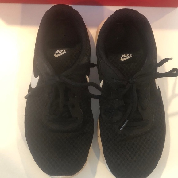 Girls Nike Black Sneakers with White Detail size 6 - Picture 2 of 6